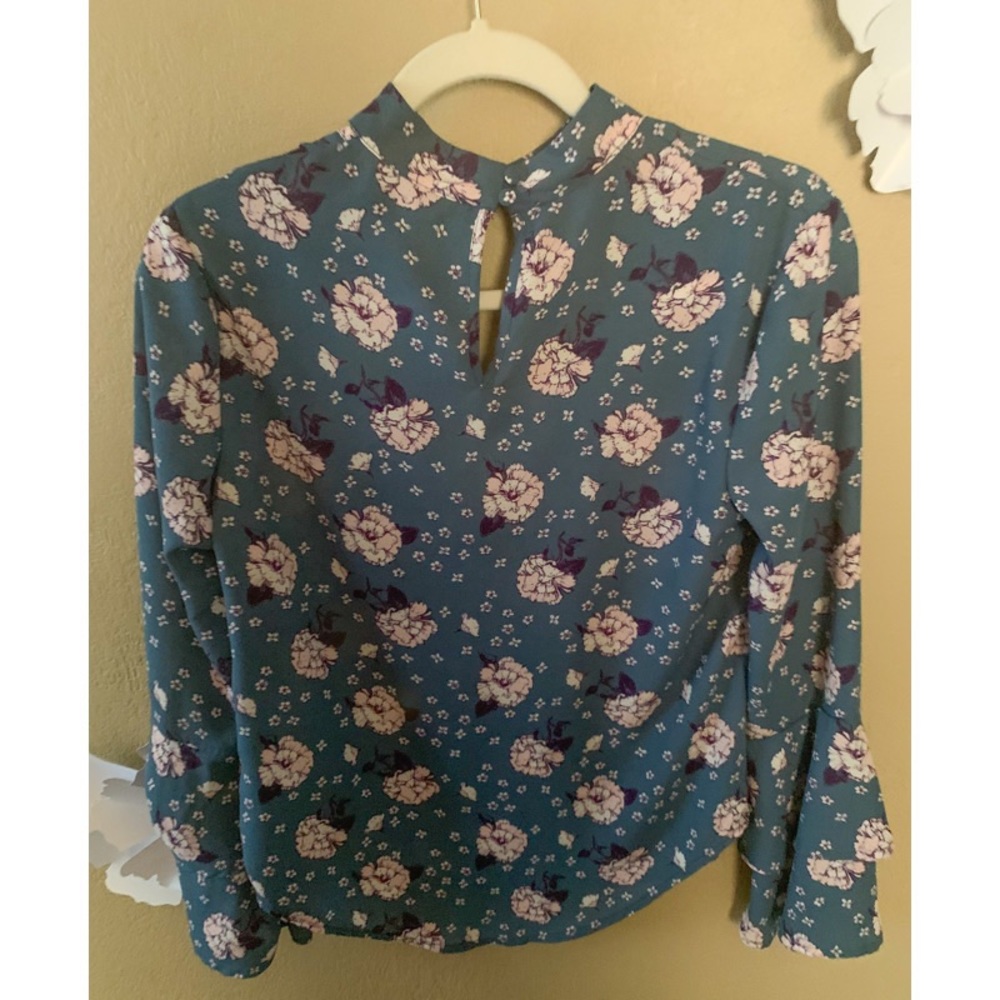 Floral Blouse🌸 - Picture 3 of 4